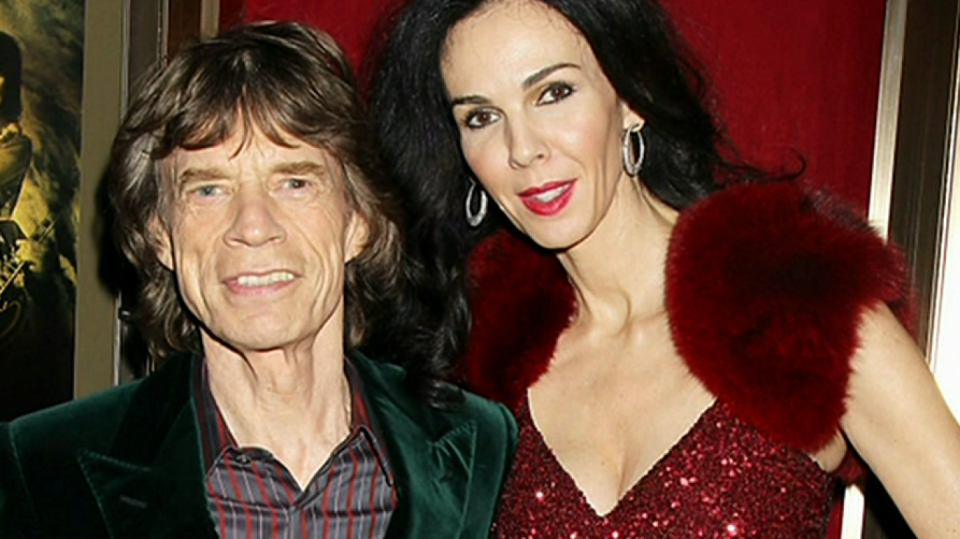 Video VIP zprávy: Poté, co přítelkyně Micka Jaggera spáchala sebevraždu, známý hudebník dva měsíce truchlil a Rolling Stones přestali koncertovat